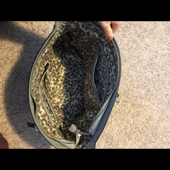 Guess Purse - Picture 4 of 4